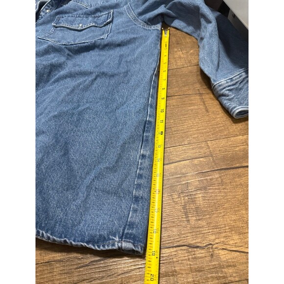Vintage Levi’s denim button down shirt - Picture 5 of 6